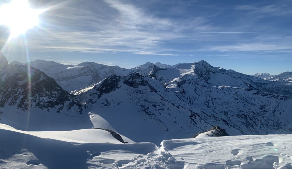 Schneebedeckte Berge bei strahlend blauem Himmel.